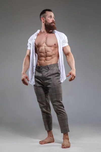 Beyaz arka planda tamamen izole edilmiş zarif kaslı beyaz erkek..