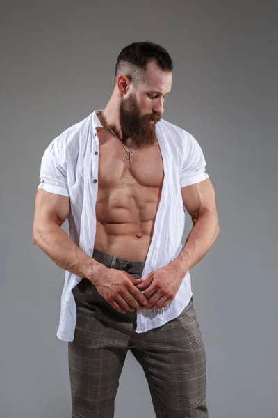 白い背景に孤立したスタイリッシュな筋肉白い男性トップレス — ストック写真