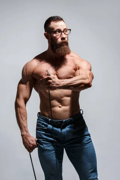 Muskulöser Junger Mann Mit Bart Und Brille Mit Nacktem Oberkörper — Stockfoto