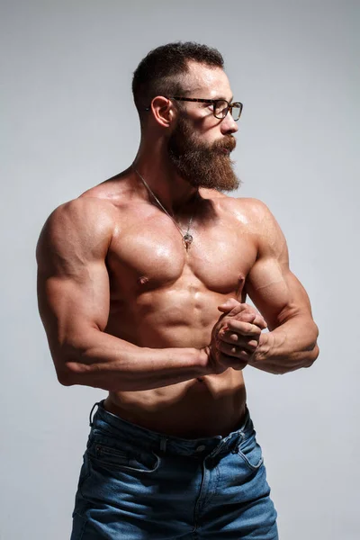 Muskulöser Junger Mann Mit Bart Und Brille Mit Nacktem Oberkörper — Stockfoto