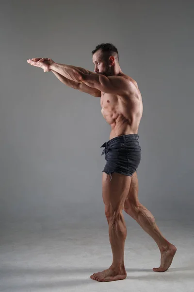 Atletische Gespierde Man Sommige Shorts Staat Volle Groei Geïsoleerd Een — Stockfoto