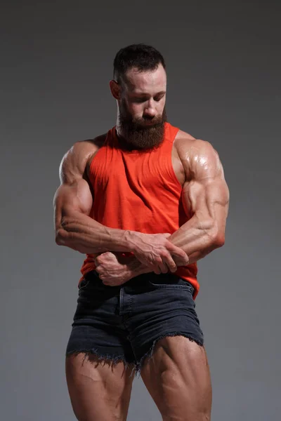 Muskulöser Athletischer Bärtiger Typ Rot Isoliert Auf Grauem Hintergrund — Stockfoto