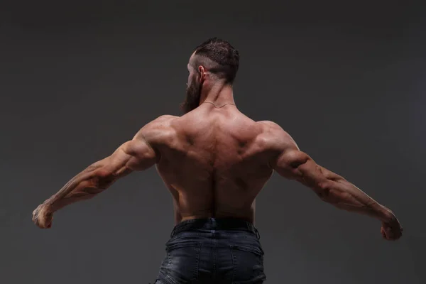 Retrato Hombre Atlético Con Torso Desnudo Mostrando Músculos Aislados Sobre — Foto de Stock