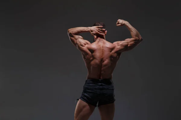 Retrato Homem Atlético Com Tronco Mostrando Músculos Isolados Fundo Cinza — Fotografia de Stock