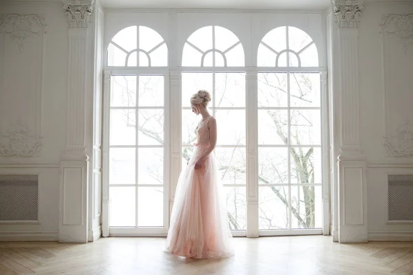 Νύφη Ένα Κομψό Πλούσιο Ροζ Φόρεμα Στέκεται Κοντά Στο Παράθυρο — Φωτογραφία Αρχείου