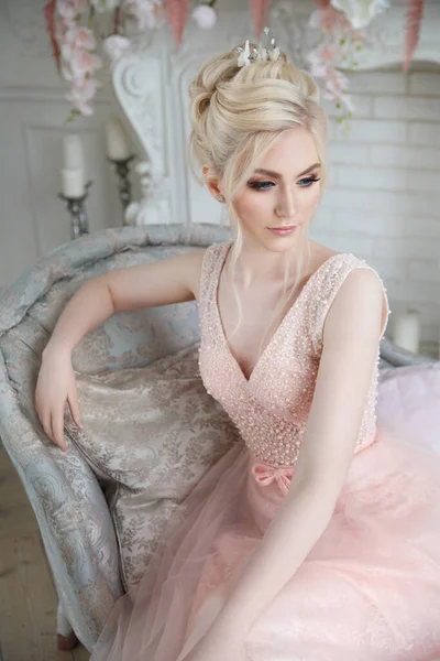 Retrato Suave Una Novia Rubia Elegante Vestido Rosa Claro Interior — Foto de Stock