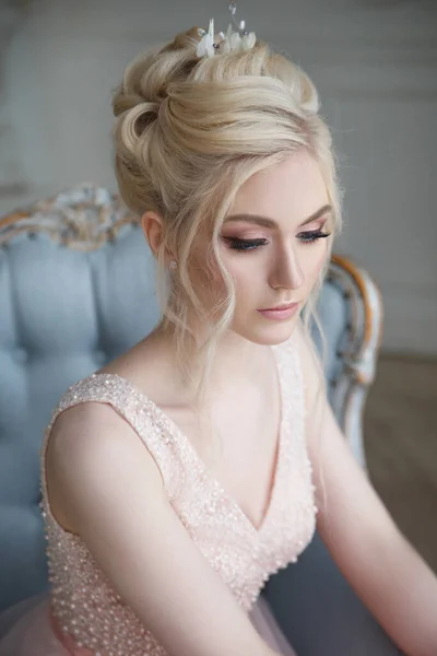 优雅的金发碧眼的新娘画像 内饰浅粉色礼服 — 图库照片