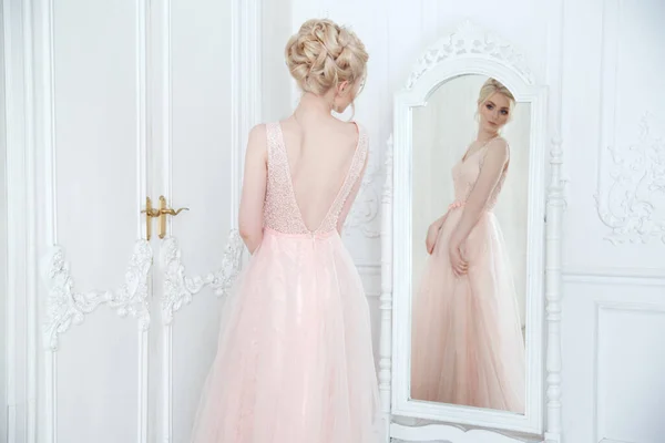Zarif Bir Düğün Saç Stili Olan Güzel Bir Gelinin Aynanın — Stok fotoğraf