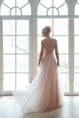 Pencere zemininde tozlu bir elbiseyle sakız gelini silueti..