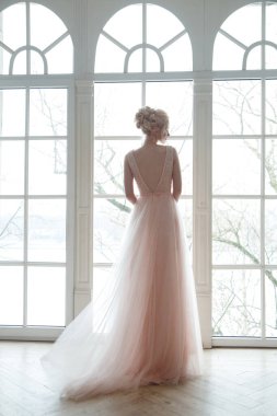 Pencere zemininde tozlu bir elbiseyle sakız gelini silueti..