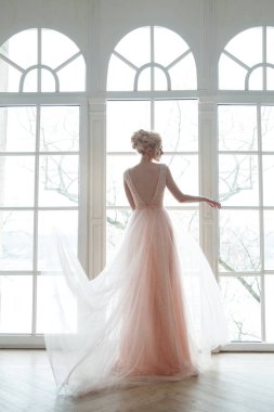 Pencere zemininde tozlu bir elbiseyle sakız gelini silueti..