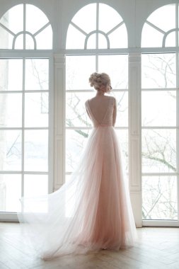 Pencere zemininde tozlu bir elbiseyle sakız gelini silueti..