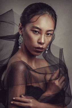 Siyah şeffaf kumaşlı güzel bir Asyalı kızın güzel portresi..
