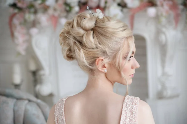 Beautiful Girl Bride Elegant Hairstyle Delicate Pink Dress Sitting Chic — Stock Photo, Image