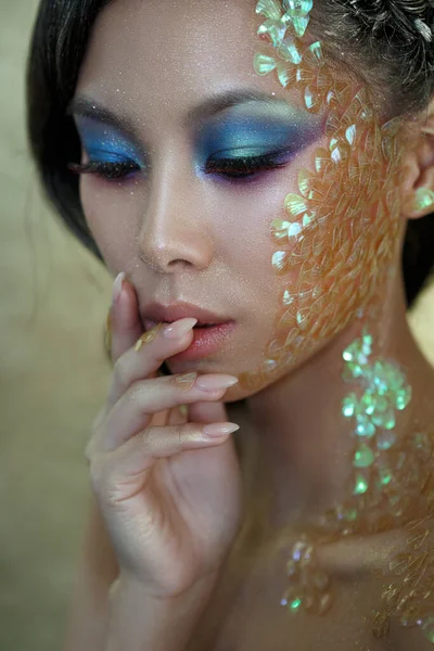 인어와 얼굴의 비늘로 창조적 화장을 아름다운 아시아 소녀의 아름다운 초상화 — 스톡 사진