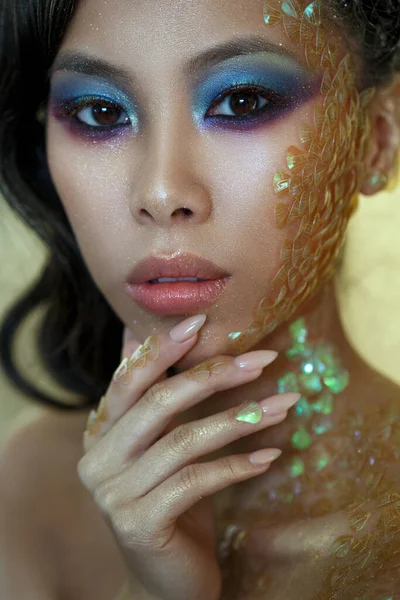 Piękny Portret Pięknej Azjatyckiej Dziewczyny Twórczym Makijażem Syreny Łuski Twarzy — Zdjęcie stockowe