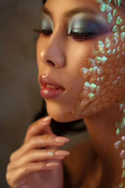 Piękny Portret Pięknej Azjatki Kreatywnym Makijażem Syreny Łuski Twarzy Widok — Zdjęcie stockowe