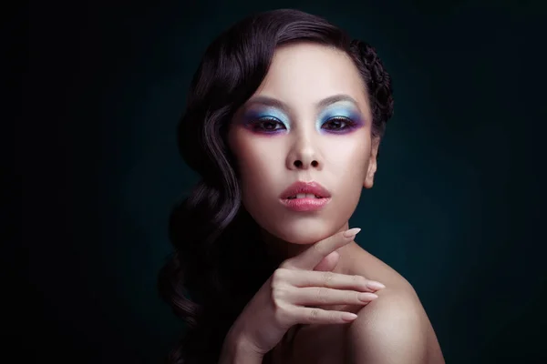 Retrato Beleza Uma Menina Asiática Sensual Com Maquiagem Brilhante Noite — Fotografia de Stock