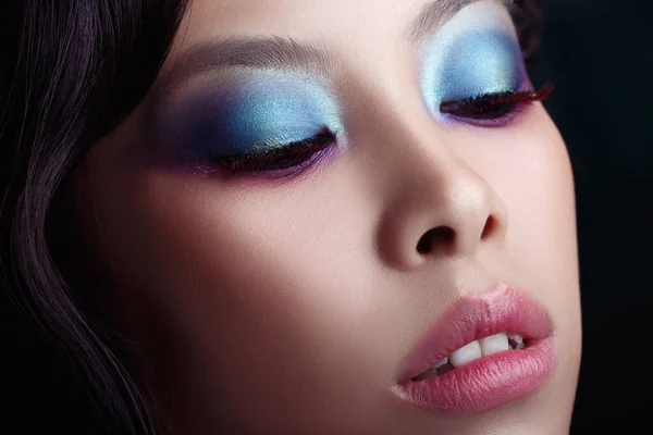 Retrato Beleza Uma Menina Asiática Sensual Com Maquiagem Noite Brilhante — Fotografia de Stock