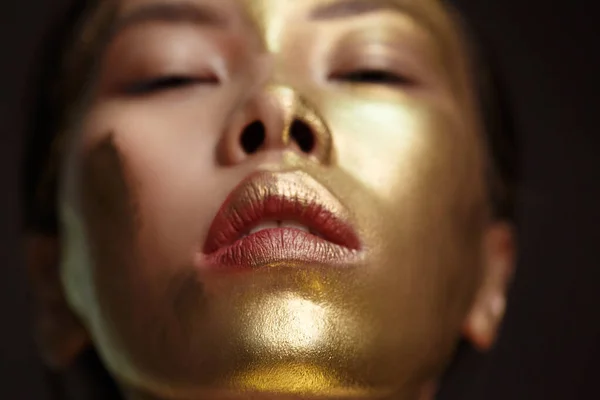 Красивий Портрет Красивої Азіатської Дівчини Золотою Фарбою Обличчі Темному Тлі — стокове фото