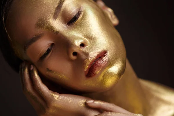 Красивий Портрет Красивої Азіатської Дівчини Золотою Фарбою Обличчі Темному Тлі — стокове фото