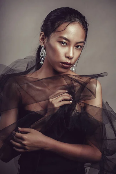 一个有着黑色透明面料的美丽的亚洲女孩的美丽肖像 — 图库照片