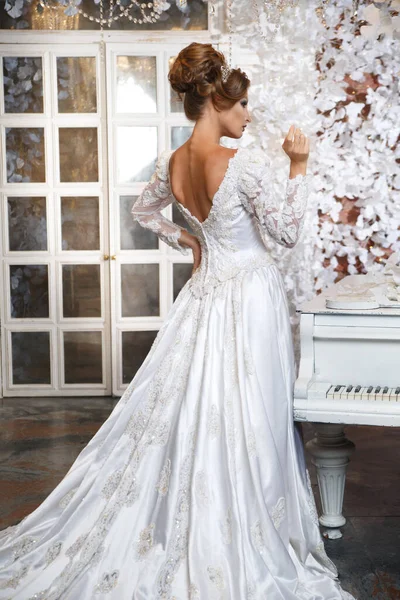 Arkasından iç mekan görünümlü muhteşem elbisesi olan zarif gelin..