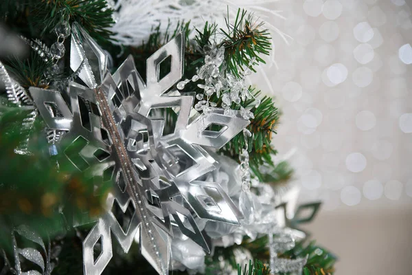 新年の壁紙 照明からボケの背景に人工的に装飾されたクリスマスツリーの断片 — ストック写真