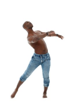 Kot pantolonlu atletik genç siyah bir adam ve beyaz arka planda çıplak bir gövde ile dans ediyor..