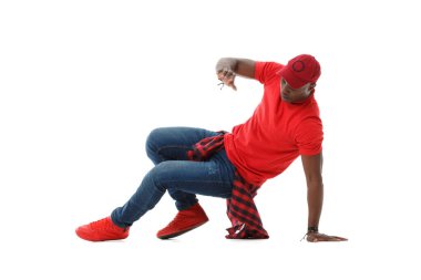 Genç siyah stil sahibi, kırmızı dans eden hip-hop 'lı adam..