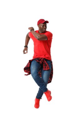 Kırmızılı genç siyahi adam beyaz arka planda hareket ediyor..
