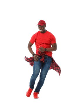 Kırmızılı genç siyahi adam beyaz arka planda hareket ediyor..