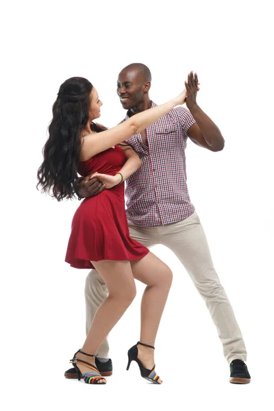 Vit Flicka Och Svart Man Dansar Samba Isolerad Vit Bakgrund — Stockfoto