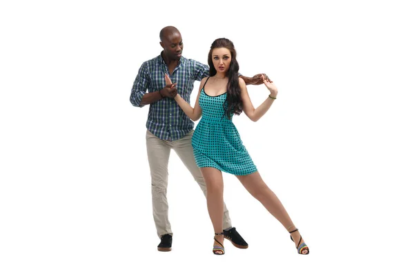 Kaukasiska Flicka Och Svart Man Dansar Samba Isolerad Vit Bakgrund — Stockfoto