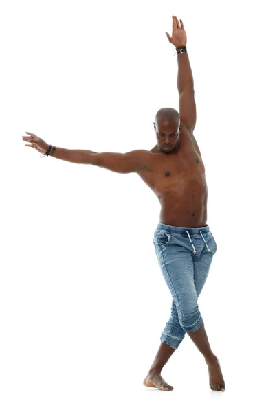 Атлетичный Молодой Черный Мужчина Джинсах Обнажённым Туловищем Танцующим Белом Фоне — стоковое фото