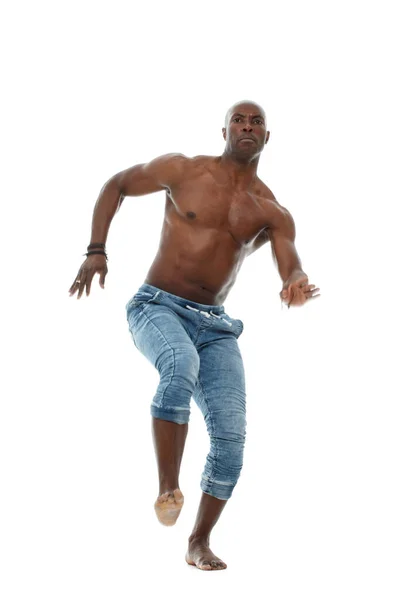 Sportlicher Junger Schwarzer Mann Jeans Und Mit Nacktem Oberkörper Läuft — Stockfoto