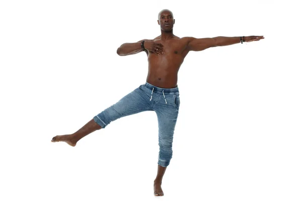 Sportovní Mladý Černošky Muž Džínách Nahý Torzo Tanec Izolované Bílém — Stock fotografie