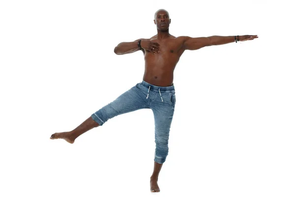 Atletische Jonge Zwarte Man Jeans Met Een Naakt Torso Dansen — Stockfoto