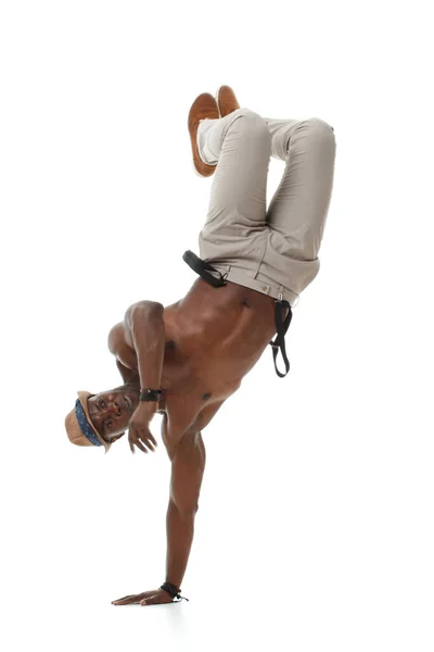 Bailarina Masculina Negra Con Estilo Que Equilibra Una Mano Aislada — Foto de Stock