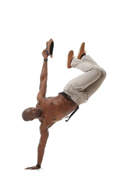 白い背景に孤立した片手でバランスをとるスタイリッシュな黒人男性ダンサー — ストック写真