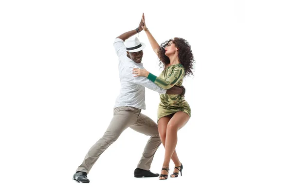 Elegante Homem Negro Linda Menina Latina Samba Dança Isolado Fundo — Fotografia de Stock