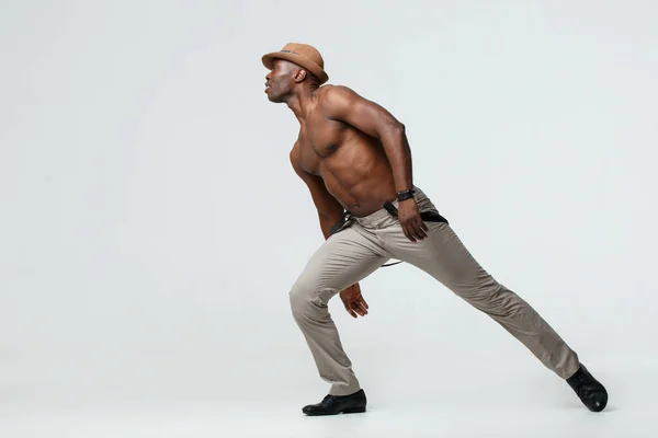 Atletische Zwarte Man Dansen Een Witte Achtergrond — Stockfoto