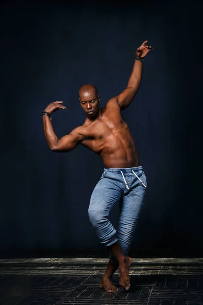 Een Zwarte Atleet Jeans Met Een Naakte Romp Danst Tegen — Stockfoto