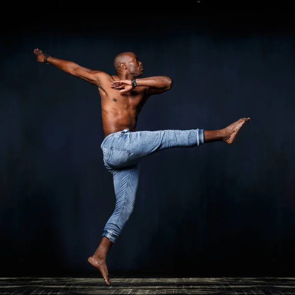 Een Zwarte Atleet Jeans Met Een Naakte Romp Danst Tegen — Stockfoto
