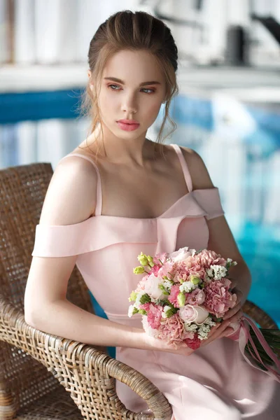 Μια Όμορφη Νεαρή Κοπέλα Ένα Απαλό Ροζ Φόρεμα Ένα Μπουκέτο — Φωτογραφία Αρχείου