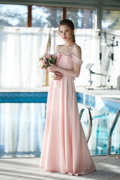 Μια Όμορφη Νεαρή Κοπέλα Ένα Μακρύ Απαλό Ροζ Φόρεμα Ένα — Φωτογραφία Αρχείου