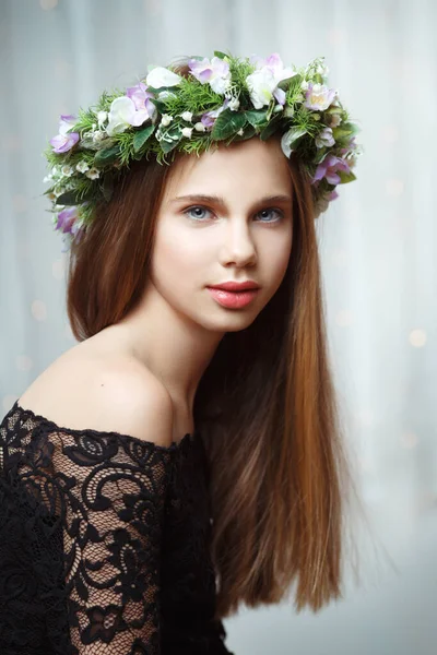 若いです美しいです女の子とともに繊細な花輪上の彼女の頭室内 — ストック写真