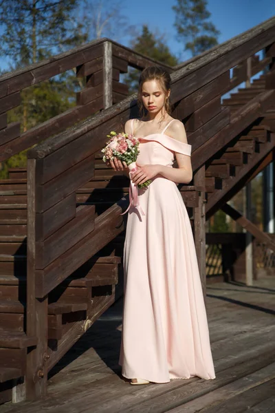 Ένα Νεαρό Κορίτσι Νύφη Ένα Απαλά Ροζ Φόρεμα Ένα Μπουκέτο — Φωτογραφία Αρχείου