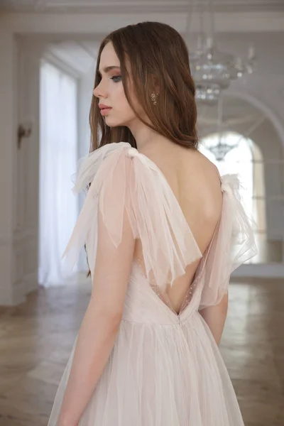 Γλυκό Κορίτσι Νύφη Ένα Απαλό Ρέον Φόρεμα Ανοιχτή Πλάτη Πίσω — Φωτογραφία Αρχείου