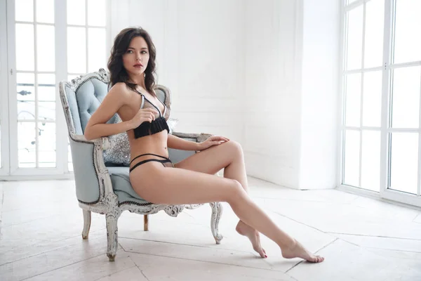 Mooi Sexy Meisje Lingerie Zit Een Elegante Fauteuil — Stockfoto